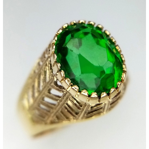 862 - 9K Gold Green Stone Ring. WEIGHT: 3.67g