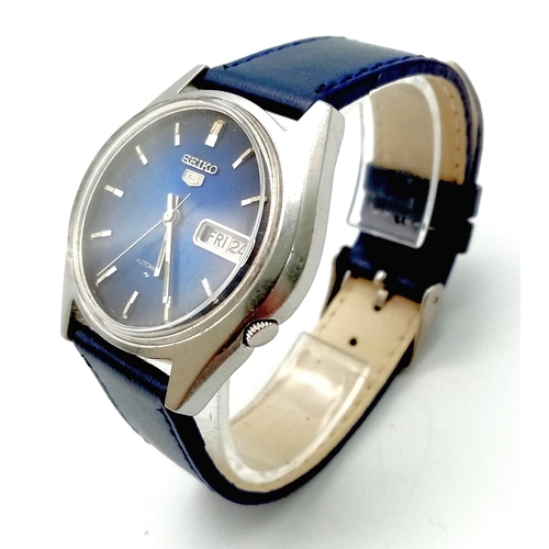 958 - A Vintage Seiko 5 Automatic Gents Watch Blue leather strap. Stainless steel case - 37mm. Blue dial w... 