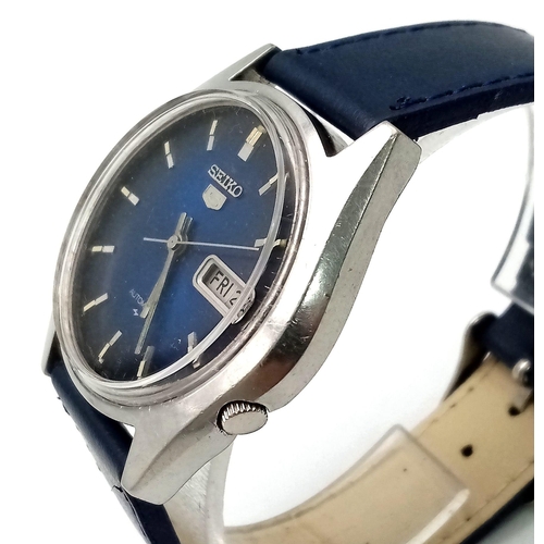 958 - A Vintage Seiko 5 Automatic Gents Watch Blue leather strap. Stainless steel case - 37mm. Blue dial w... 