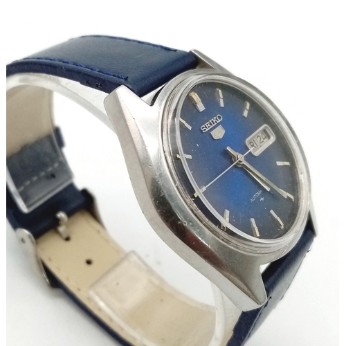 958 - A Vintage Seiko 5 Automatic Gents Watch Blue leather strap. Stainless steel case - 37mm. Blue dial w... 