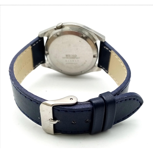 958 - A Vintage Seiko 5 Automatic Gents Watch Blue leather strap. Stainless steel case - 37mm. Blue dial w... 