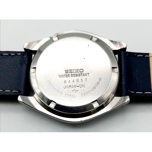 958 - A Vintage Seiko 5 Automatic Gents Watch Blue leather strap. Stainless steel case - 37mm. Blue dial w... 