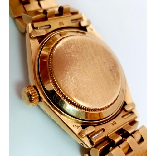 162 - An 18K Gold Rolex Oyster Perpetual Datejust Ladies Watch. 18K gold bracelet and case - 31mm. Silver ... 