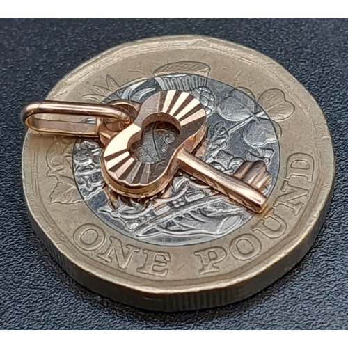 1070 - 14K ROSE GOLD KEY CHARM. TOTAL WEIGHT 0.8G