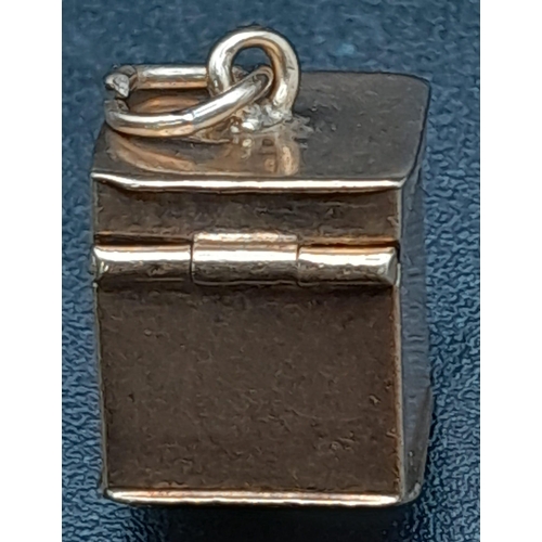 742 - 9kt Yellow gold First Aid Box Charm which opens.
1.8g