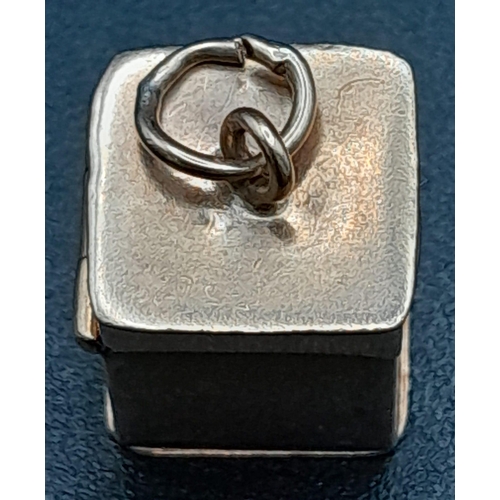 742 - 9kt Yellow gold First Aid Box Charm which opens.
1.8g