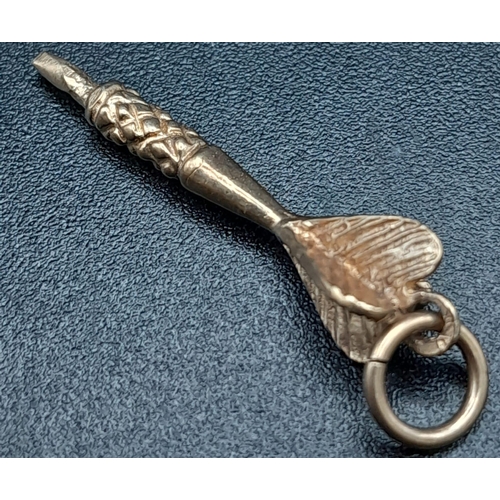 912 - 9kt Yellow Gold Dart Charm.
W: 1g
L: 2cm