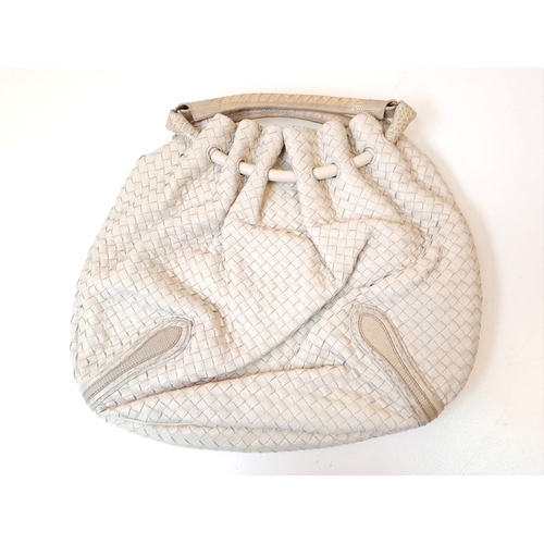 1113 - A BOTTEGA VENETA SOFT CREAM LEATHER HOBO BAG. COMES WITH INTERIOR ZIPPED COMPARTMENT AND PHONE POCKE... 