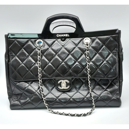 1166 - A CHANEL CC DELIVERY TOTE BAG. EXTERIOR SLIP POCKET, 2X INTERIOR SLIP POCKETS, ONE INTERIOR ZIP POCK... 