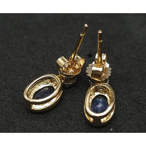 278 - A PAIR OF 18K YELLOW GOLD DIAMOND & SAPHIRE DROP EARRINGS, WEIGHT 2.6G AND 13MM LONG APPROX