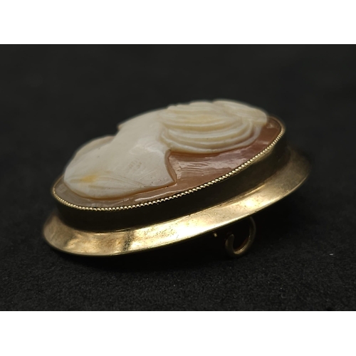 727 - A VINTAGE 9K YELLOW GOLD CAMEO SET PENDANT OR BROOCH, WEIGHT 5.2G, 30X35MM APPROX