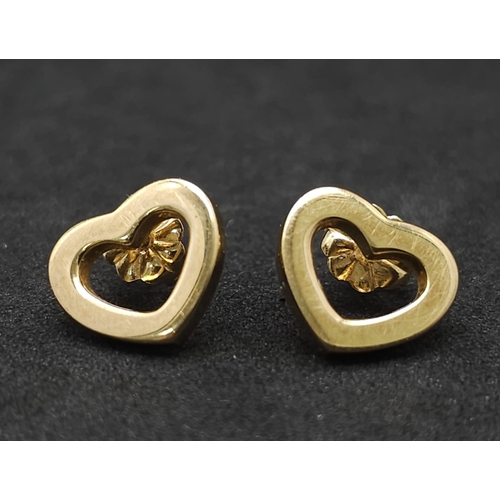 83 - A CLASSIC PAIR OF TIFFANY & CO 18K YELLOW GOLD HEART STUD EARRINGS, WITH ORIGINAL TIFFANY & CO BUTTE... 