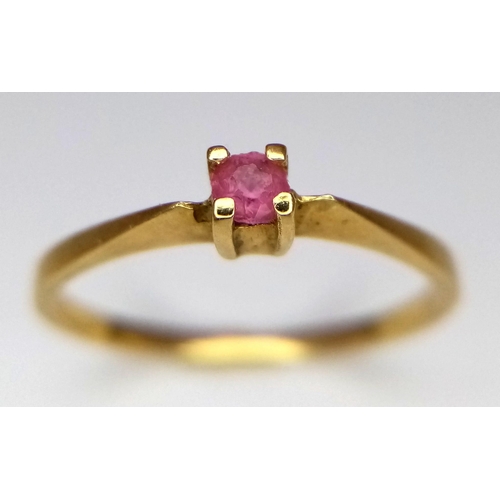 1059 - A 14k yellow gold pink sapphire single stone ring. 1.2g total weight. Size K