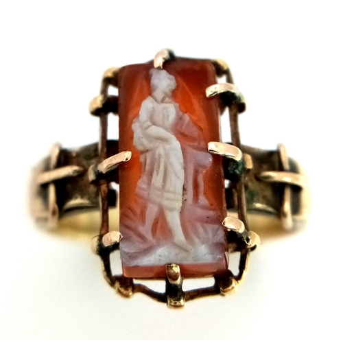 525 - AN INTERESTING 9K YELLOW GOLD VINTAGE STONE SET RING, RECTANGULAR STONE CENTRE WITH CARVING OF A LAD... 