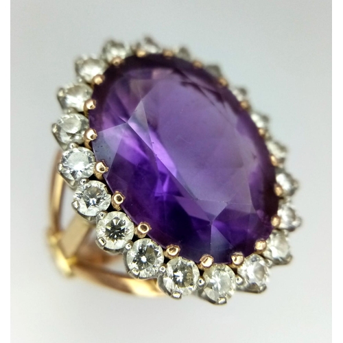 55 - AN 18K YELLOW GOLD DIAMOND & PURPLE STONE ( BELIEVED TO BE AMETHYST ) COCKTAIL RING, WITH A LARGE FA... 