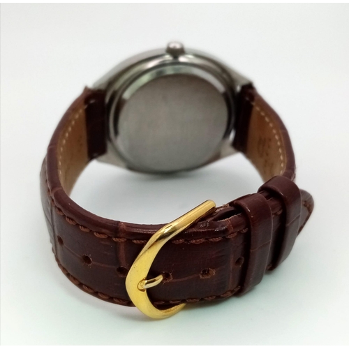 295 - A Vintage Omega Seamaster Quartz Gents Watch. Brown leather strap. Stainless steel case - 38mm. Silv... 