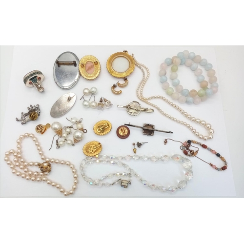 1105 - Large selection of Costume Jewellery.
Varied array of items.