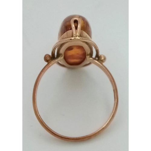 463 - A vintage, 9 K rose gold ring with a large amber cabochon. Size: N1/2, weight: 3 g. 14209