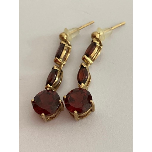 7 - A pair of 9 carat GOLD and GARNET EARRINGS, Consisting drop style earrings with each earring having ... 