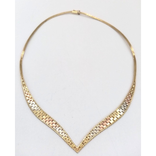 9 - A STUNNING 3 COLOURED ITALIAN 9K GOLD CHEVRON NECKLACE WITH SAFETY CATCH .   10.6gms  40cms approx