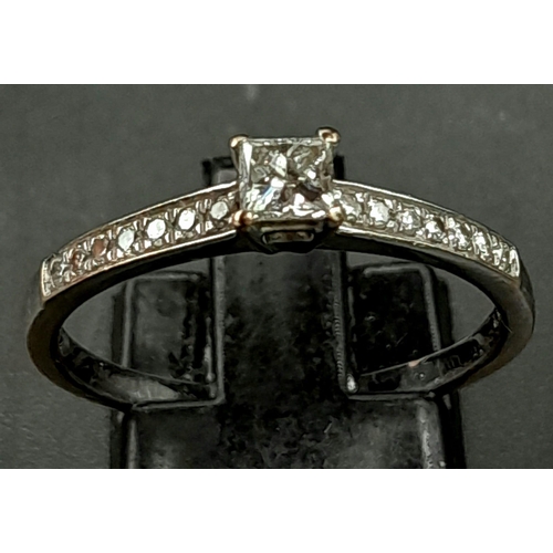 339 - An 18 K yellow and white gold ring with a princess cut diamond  (0.37 carats) and further round cut ... 