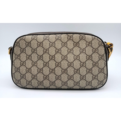 92 - A GUCCI GG Supreme Messenger Bag. Comes with detachable strap. W25cm x H15cm x D7cm. In good conditi... 