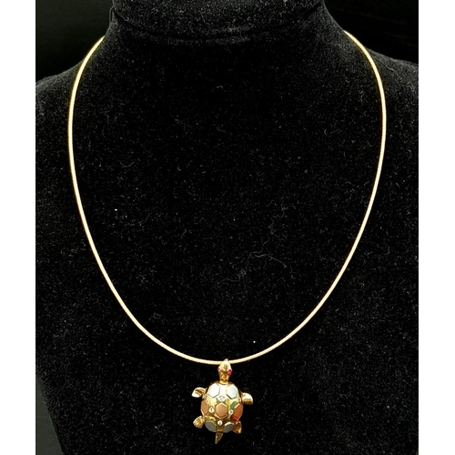 95 - An elegant 18 K yellow gold necklace consisting of a wire rope with a three coloured tortoise pendan... 