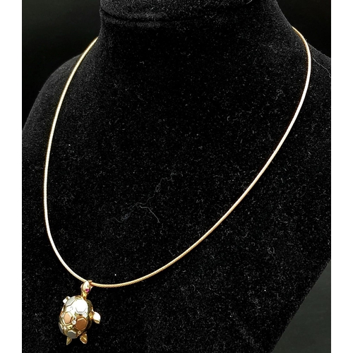 95 - An elegant 18 K yellow gold necklace consisting of a wire rope with a three coloured tortoise pendan... 