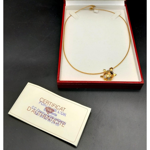 95 - An elegant 18 K yellow gold necklace consisting of a wire rope with a three coloured tortoise pendan... 