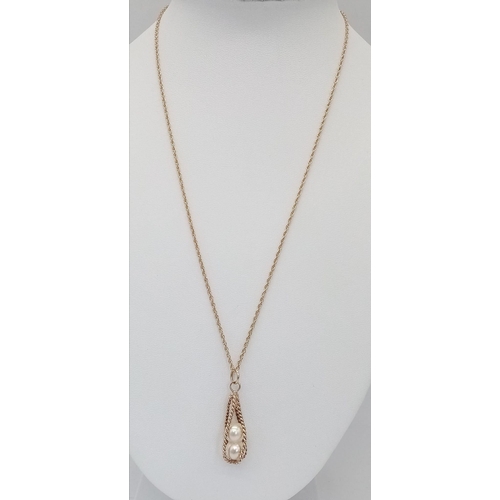 198 - A TWIN PEARL PENDANT SET IN 9K GOLD AND ON A 44cms 9K GOLD TWIST CHAIN .  4.9gms