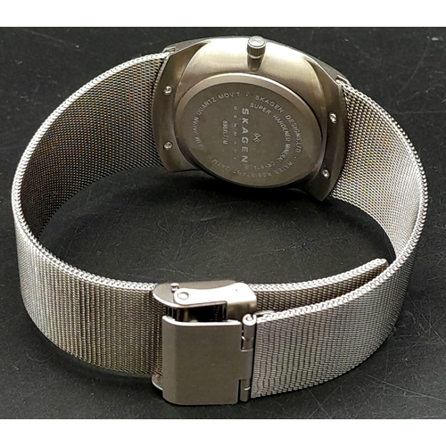 495 - A Vintage Skagen of Denmark Quartz Gents Watch. Stainless steel strap and case - 39mm. Two-tone grey... 