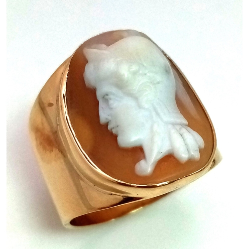 115 - A 9 K yellow gold ring with a fine agate cameo depicting the head of an ancient Roman soldier. Size:... 