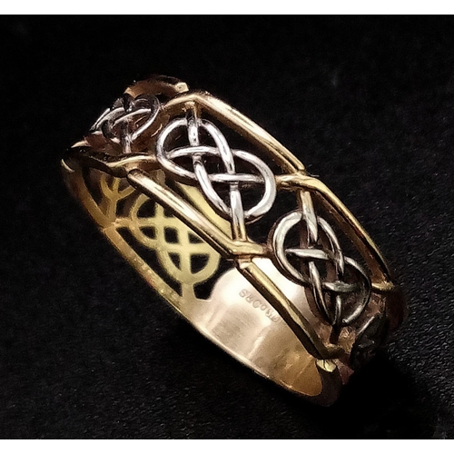 1799 - A 9K WHITE AND YELLOW GOLD BAND RING WITH INTRICATE OPENWORK SIDES . 2.5gms   size P