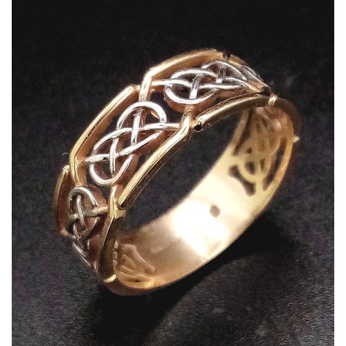 1799 - A 9K WHITE AND YELLOW GOLD BAND RING WITH INTRICATE OPENWORK SIDES . 2.5gms   size P