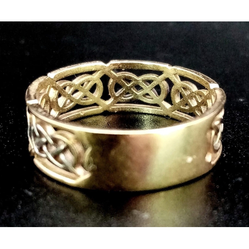 1799 - A 9K WHITE AND YELLOW GOLD BAND RING WITH INTRICATE OPENWORK SIDES . 2.5gms   size P