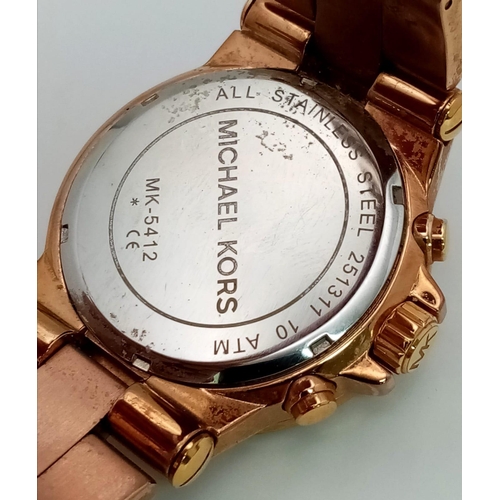 711 - A MICHAEL KORS ROSE GOLD COLOURED CHRONOGRAPH WATCH WITH 3 SUBDIALS ON STAINLESS STEEL