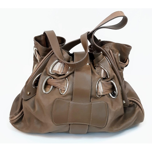 871 - Jimmy Choo Double Ring Ramona Handbag.
Quality leather, gold and copper tone hardware with ample spa... 