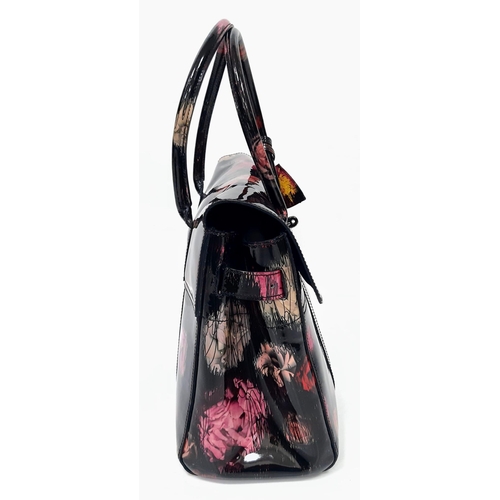 276 - Mulberry Classic Bayswater Handbag in Scribbly Floral Patent Leather.
Authentic Mulberry Handbag wit... 