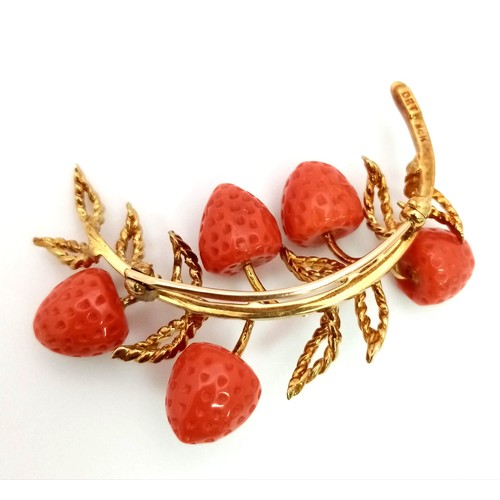 81 - A vintage, 14 K yellow gold brooch with red coral strawberries. Length: 50 mm, weight: 15 g. 14249