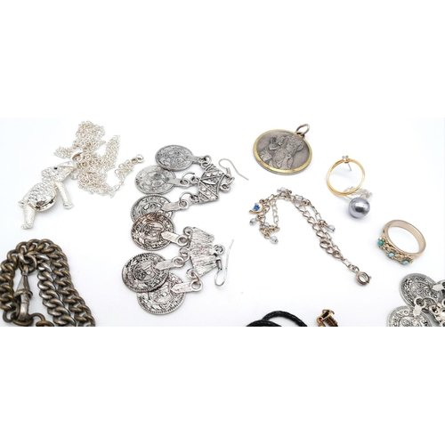 1095 - Large selection of Costume Jewellery.
Variety of items, including earrings, pendants, rings and more... 