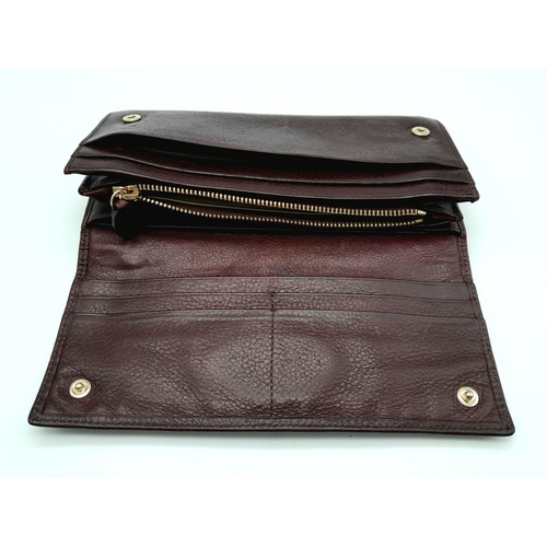 1125 - Burgundy Brown Mulberry Purse.
Quality soft leather with typical Mulberry high standards.
Multiple c... 