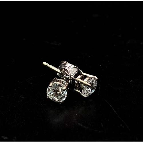 151 - A stunning 18 K white gold pair of brilliant, round cut diamond (0.9 carats total) stud earrings. we... 