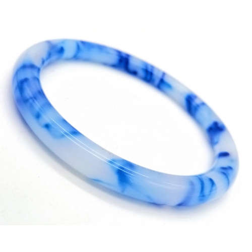 968 - A Thin Blue and White Chinese Swirl Jade Bangle. 6cm inner diameter. 8mm width