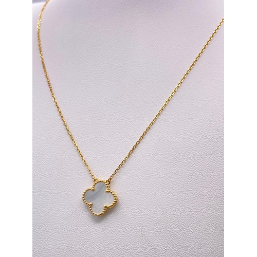 44 - An 18K Yellow Gold and Mother of Pearl Clover Pendant on an 18K Gold Necklace. 17mm and 42cm. 4.6g t... 