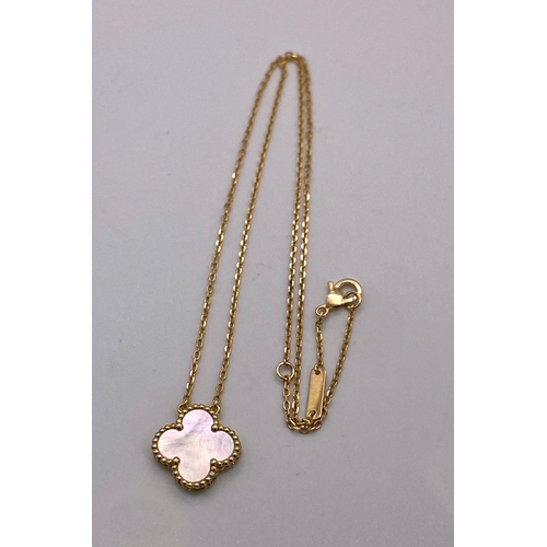 44 - An 18K Yellow Gold and Mother of Pearl Clover Pendant on an 18K Gold Necklace. 17mm and 42cm. 4.6g t... 