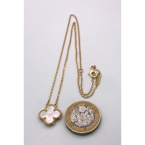 44 - An 18K Yellow Gold and Mother of Pearl Clover Pendant on an 18K Gold Necklace. 17mm and 42cm. 4.6g t... 