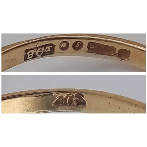 556 - A 9K YELLOW GOLD GARNET CLUSTER RING. Size P, 3g total weight.