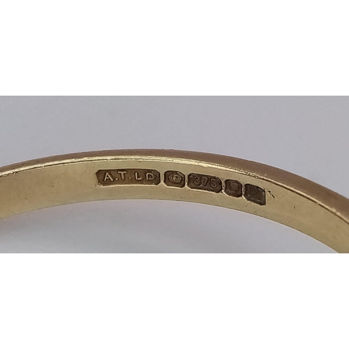 601 - A 9K YELLOW GOLD DIAMOND & SAPPHIRE CLUSTER RING. Size R, 2.5g total weight.