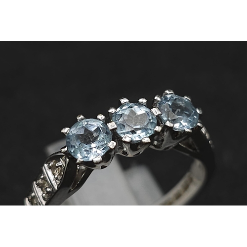 549 - A 9K WHITE GOLD DIAMOND & BLUE TOPAZ RING 3.1G SIZE O