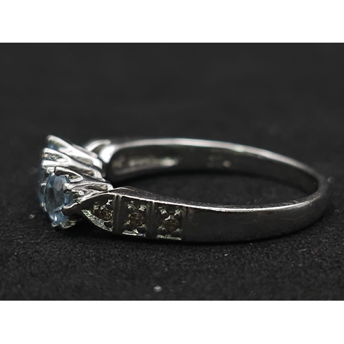 549 - A 9K WHITE GOLD DIAMOND & BLUE TOPAZ RING 3.1G SIZE O